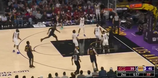 星空体育app-可惜！詹姆斯送出空接妙传，艾顿起跳放篮磕到篮筐前沿